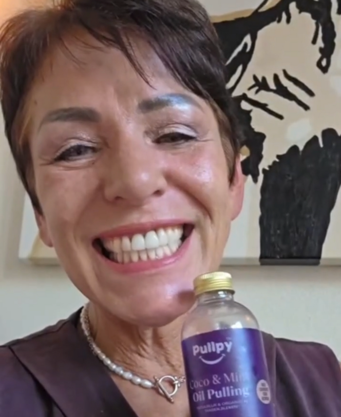 Close-up smile, shiny teeth (natural, not 